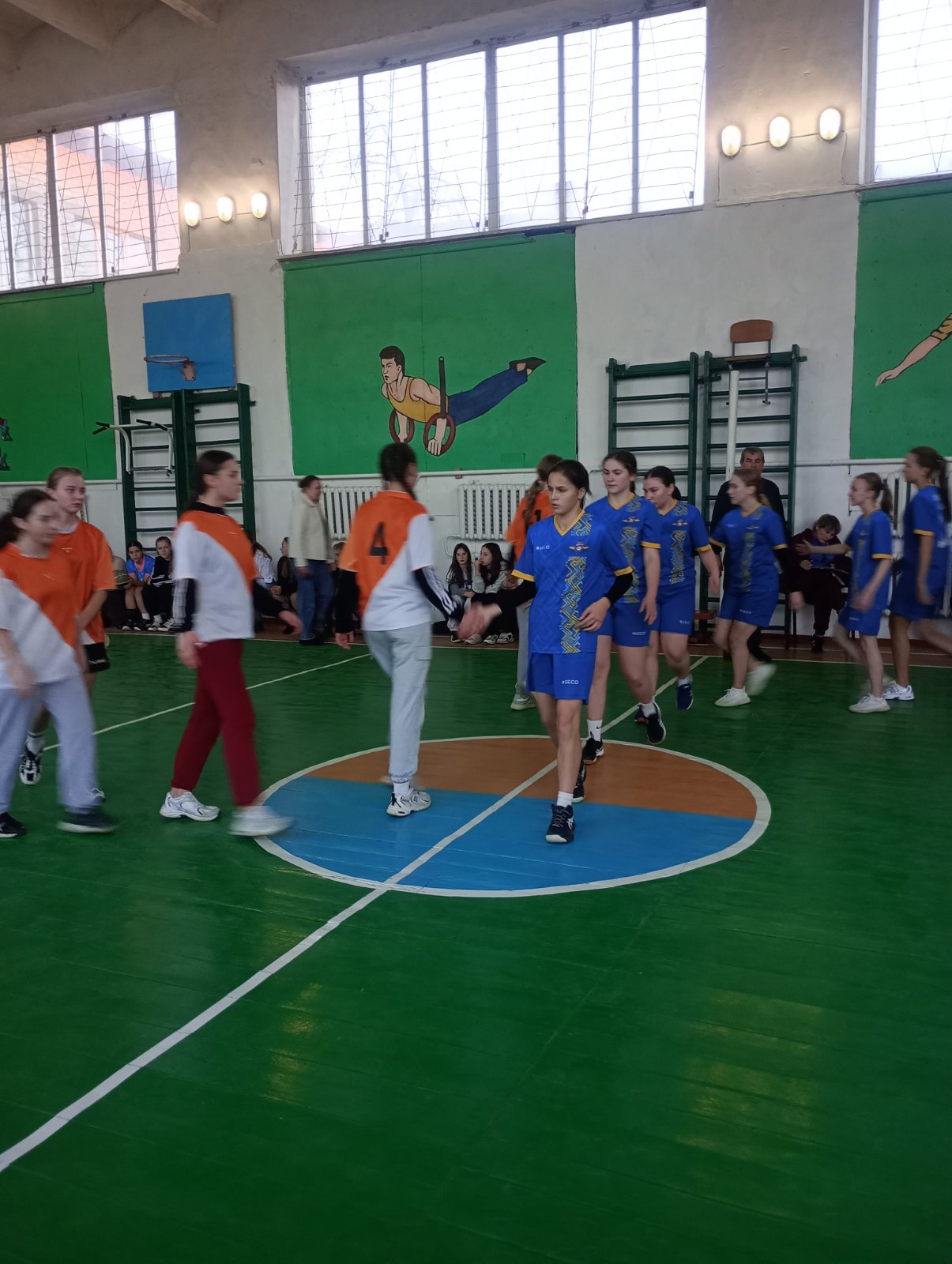 Пліч-о-пліч: змагання з баскетболу серед дівчат 9-11 класів