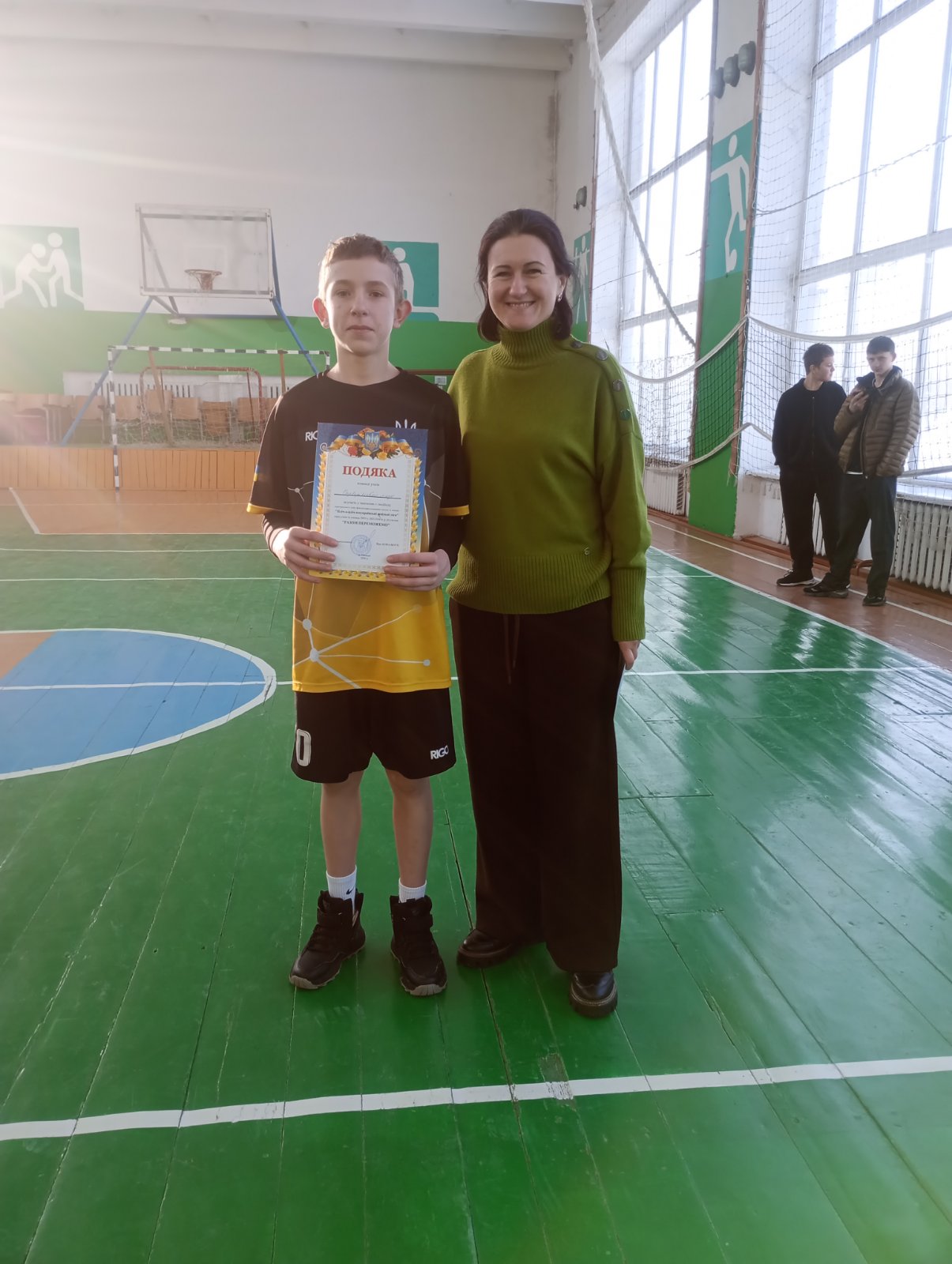 Пліч-о-пліч: змагання з гандболу серед юнаків