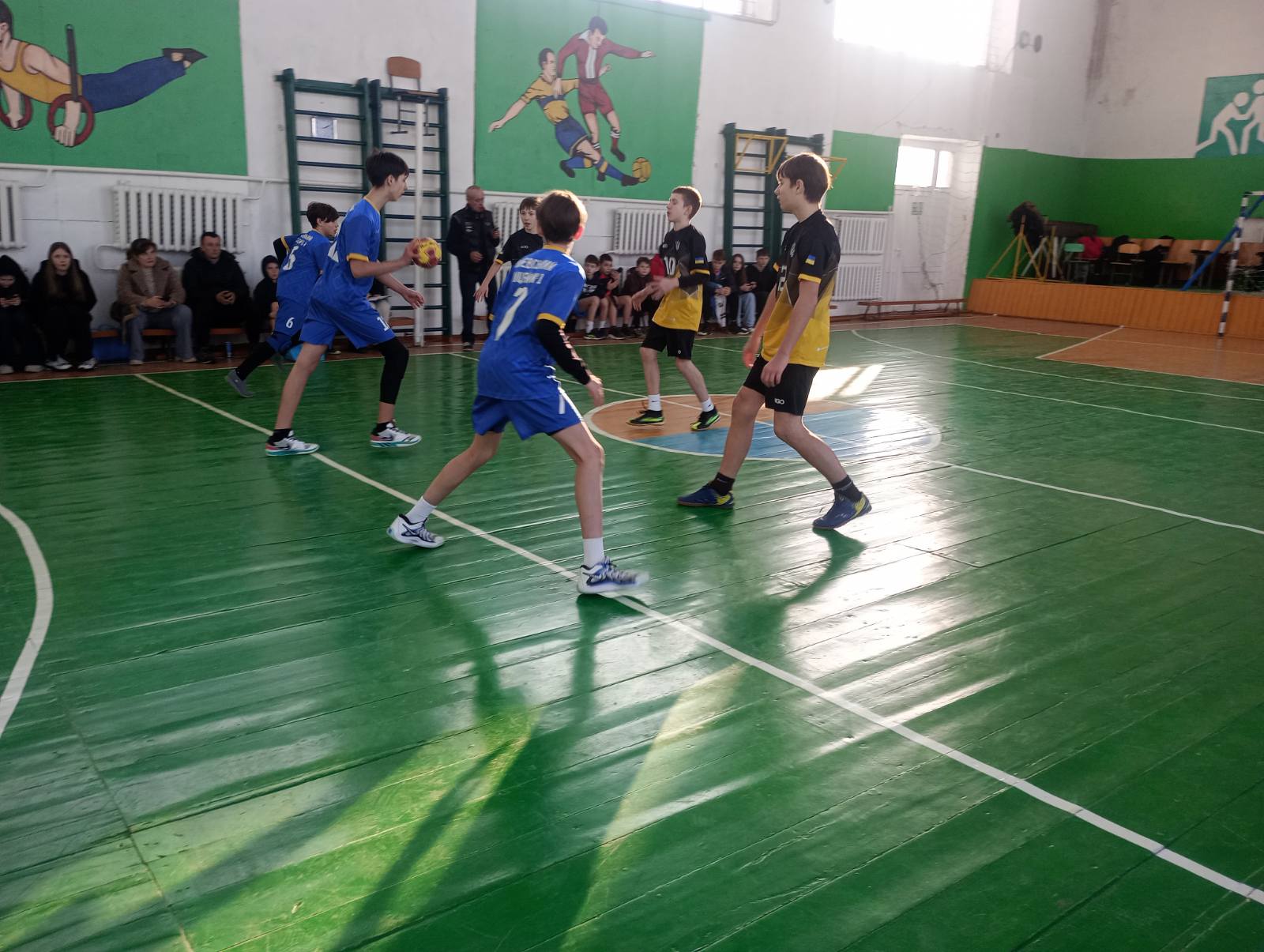 Пліч-о-пліч: змагання з гандболу серед юнаків