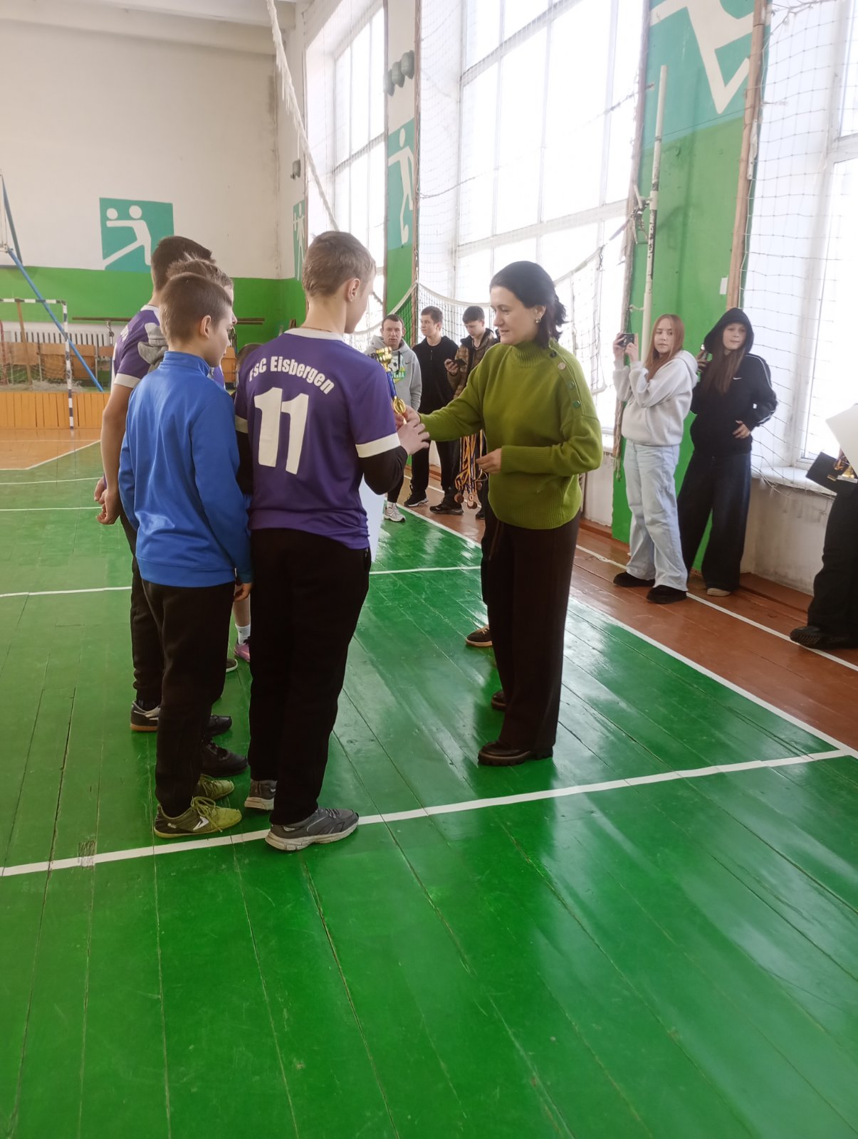 Пліч-о-пліч: змагання з гандболу серед юнаків