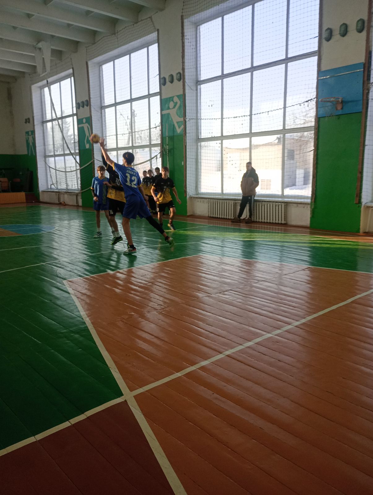 Пліч-о-пліч: змагання з гандболу серед юнаків