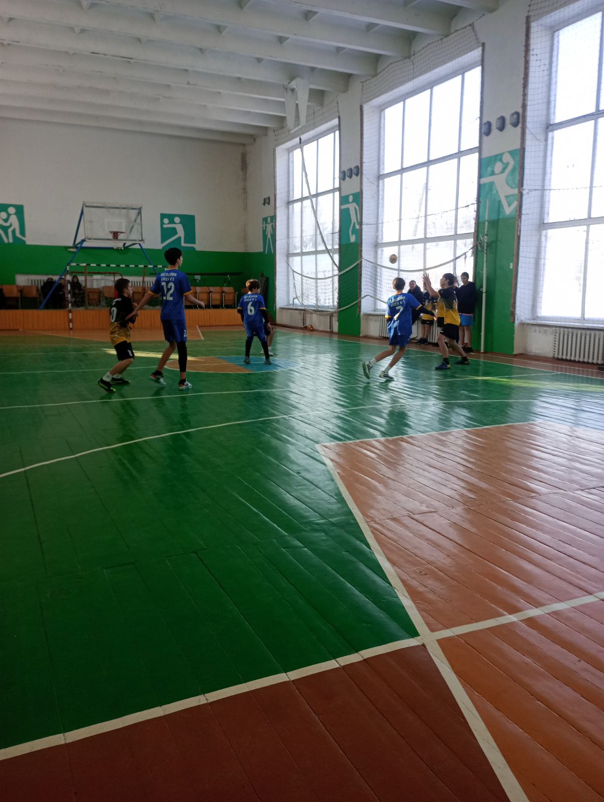 Пліч-о-пліч: змагання з гандболу серед юнаків