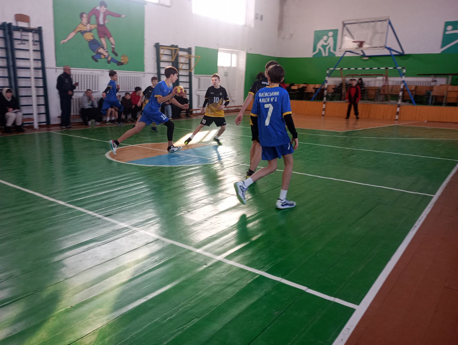 Пліч-о-пліч: змагання з гандболу серед юнаків