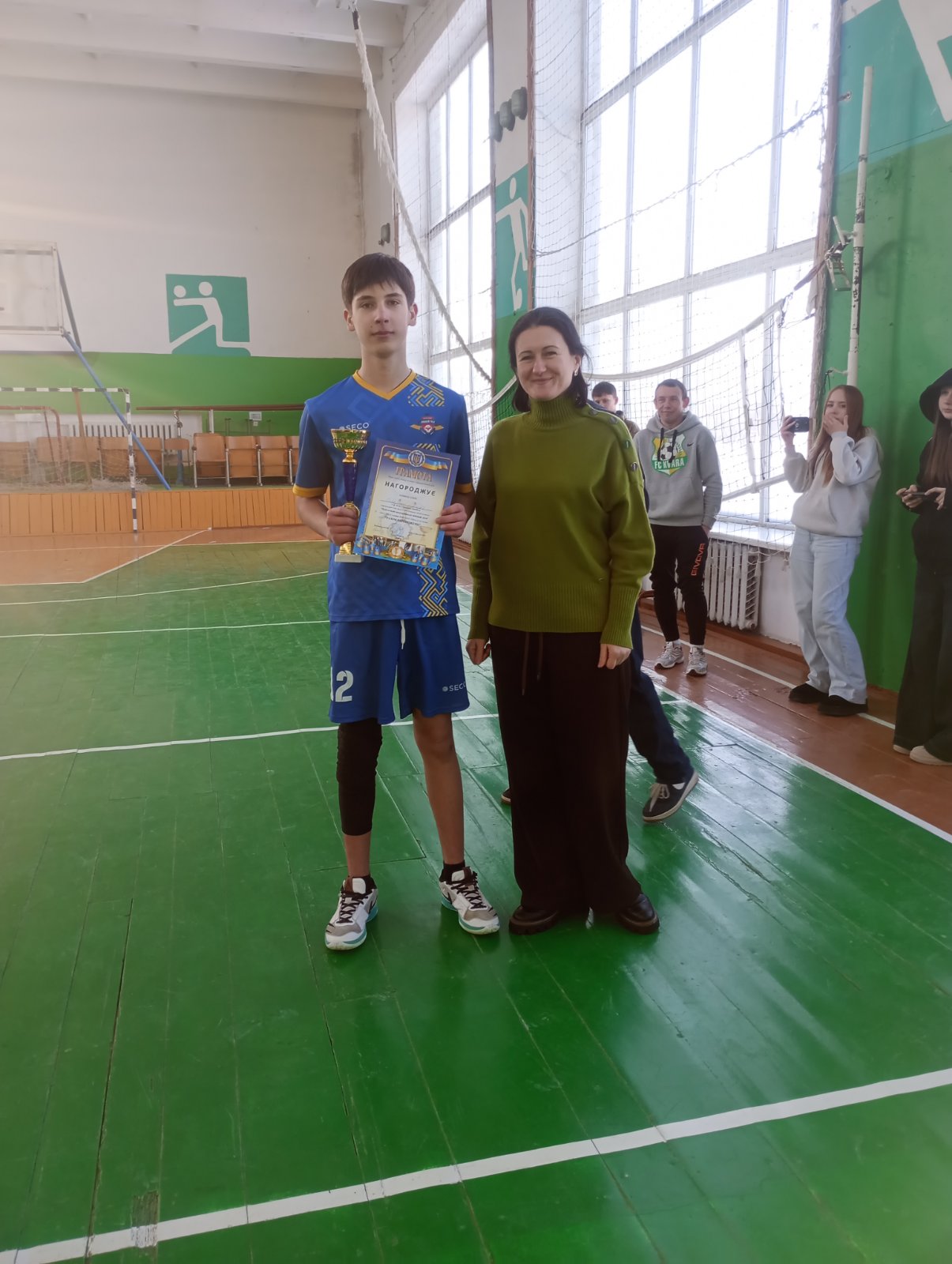 Пліч-о-пліч: змагання з гандболу серед юнаків